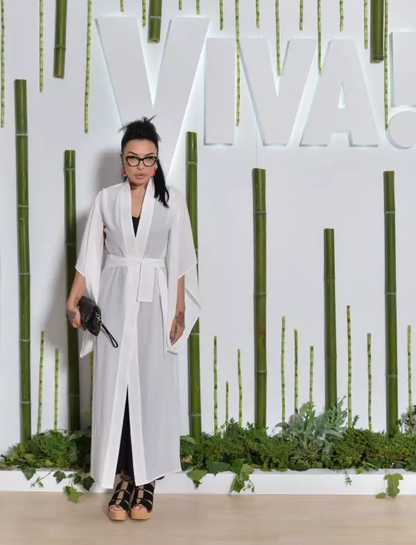 DJ Wanda - Kimono OMRA, ochelari Miu Miu, clutch Philipp Plein, cercei Iulia Albu