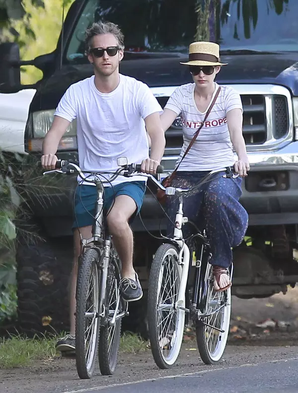 Anne Hathaway&Adam Shulman