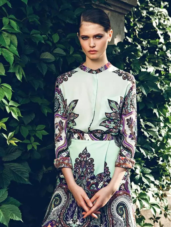 Cămașă, 3.180 lei; fustă, 3.320 lei; ambele Etro, disponibile în magazinul Mengotti.