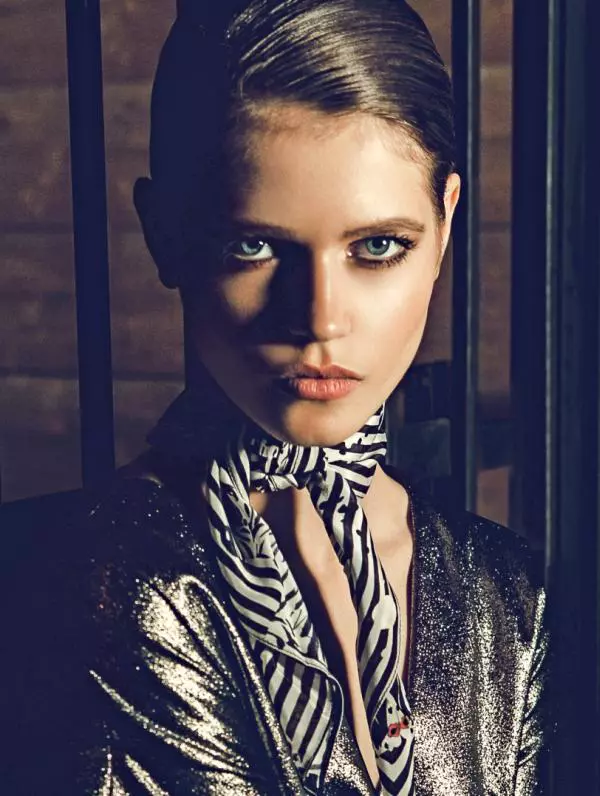 Rochie Claudia Castrase, 790 lei; eșarfă Keszeg Agnes, molecule-f.com, 280 lei.