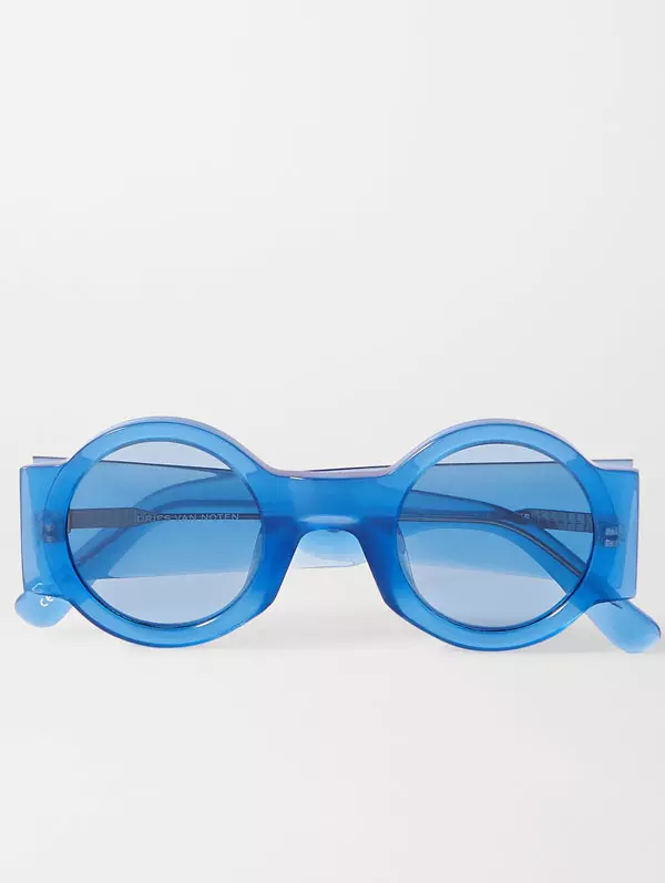 Cu ramă transparentă (Ochelari de soare Dries van Noten, 1.355 lei, www.net-a-porter.com)