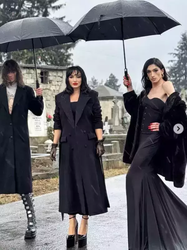 ana-morodan-in-cimitir-4