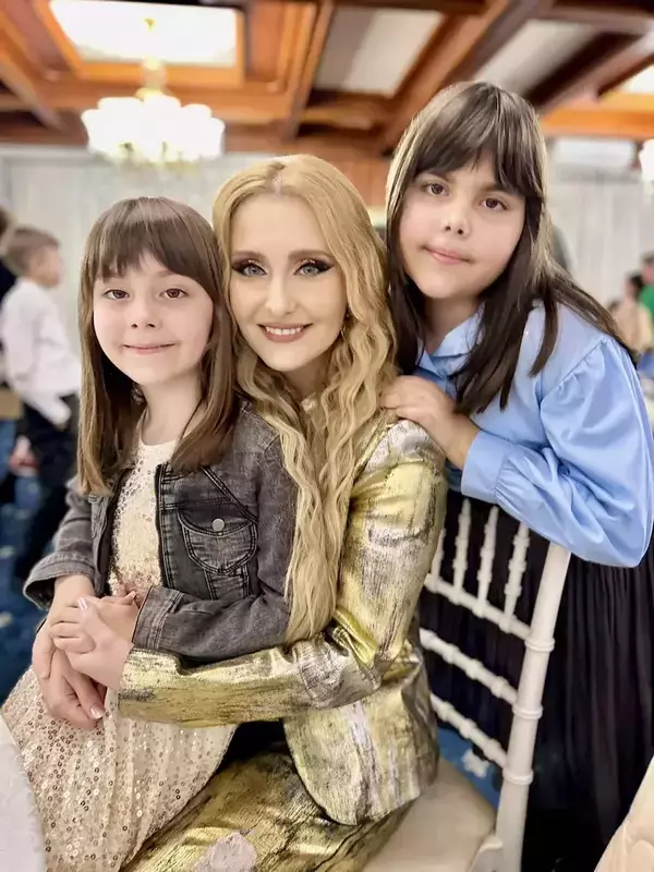 alina-sorescu-reunire-fetite-revelion