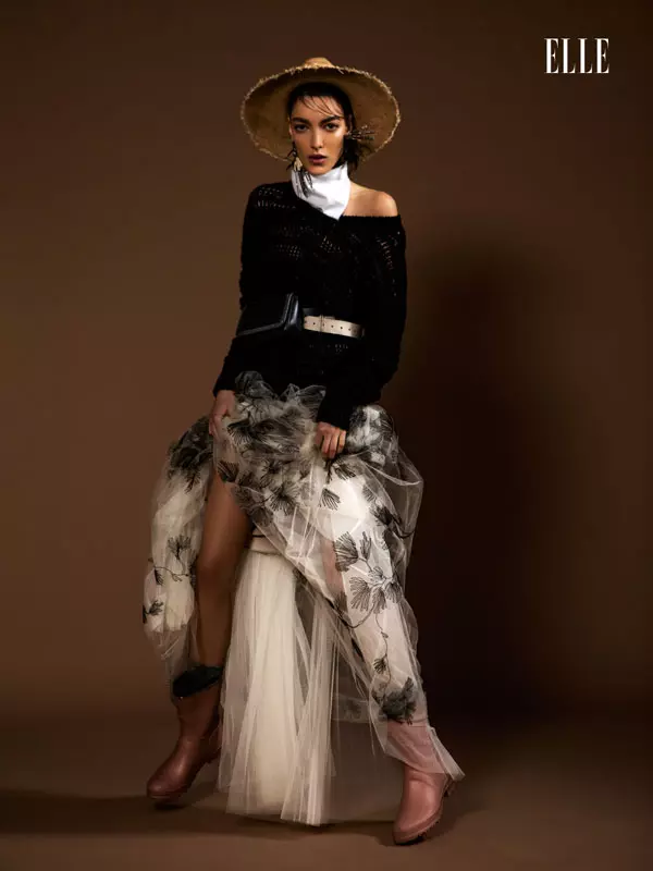 Pulover din bumbac, fustă din tul bordat, cizme din cauciuc cu detalii din piele și pălărie din paie cu lame și monile, toate Brunello Cucinelli.