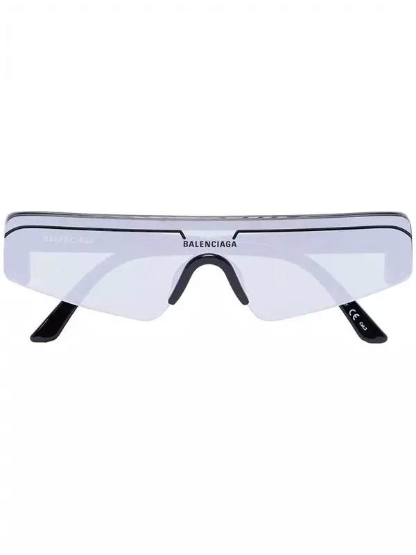 Futuristici (Ochelari de soare Balenciaga, 348 euro, www.farfetch.com)
