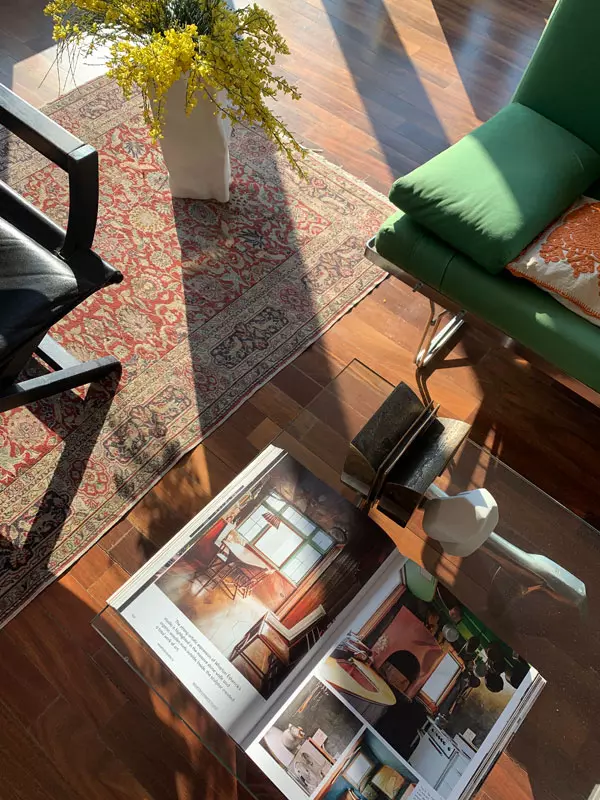 Masa din camera de zi realizată de Peter Jecza detaliu - sculpturi Peter Jecza - mobilier vintage de la retros