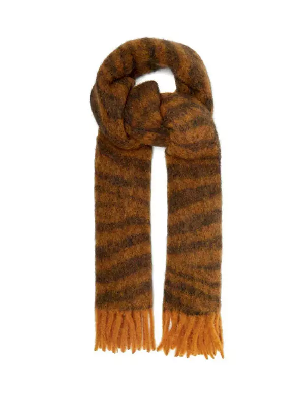 Fular din lână, Raey, 835 lei, www.matchesfashion.com