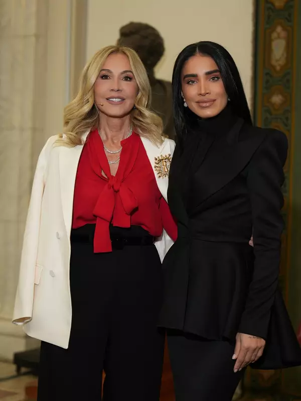 1. Adelina Pestrițu și Anastasia Soare