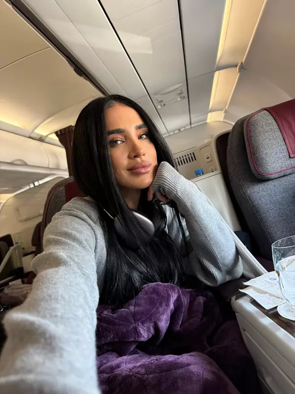 Adelina Pestrițu în avion (1)