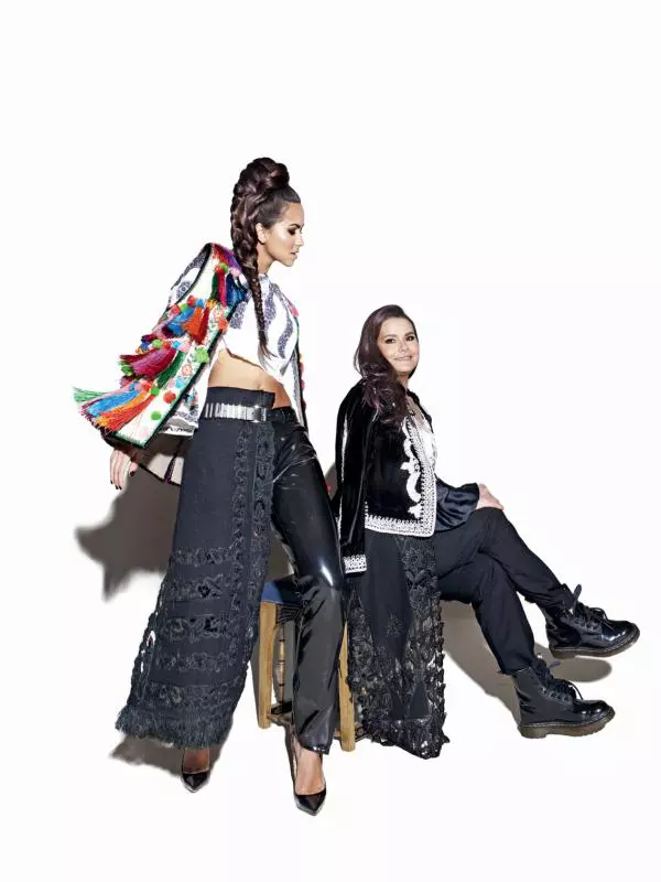 Inna: Ie din bumbac și fotă, ambele Muzeul Țăranului Român, vestă din piele, Fischer&Milenkovici, pantaloni din latex Undercover și curea din piele, Giuliano Fujiwara, ambele magazinul Entrance. Mama Innei: Ie din mătase, Valentina Vidrașcu, fotă, Muzeul Țăranului Român și jachetă din catifea, H&M.