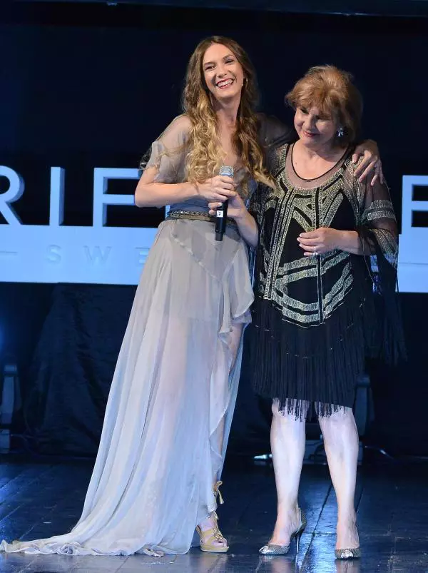 Adela Popescu (intr-o rochie PNK) si mama sa, Doina Popescu
