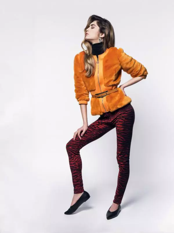 Pulover Zara, 89,90 lei; jachetă Elisabetta Franchi, magazinul Icon, 2.490 lei; pantaloni KENZO x H&M, 159 lei; pantofi H&M, 129 lei.