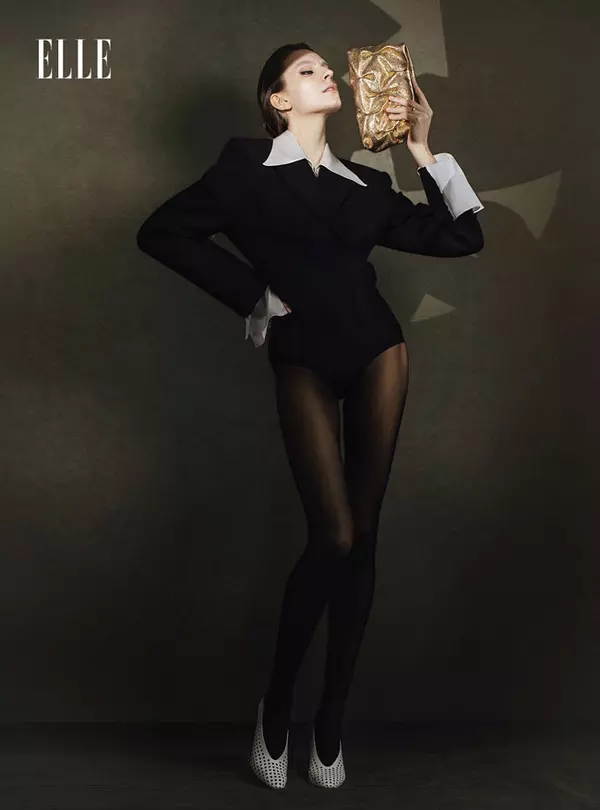 Body din lână, Sportmax, 3.136 lei, magazinul Max Mara; cămașă din mătase, Manuri, 1.295 lei; clutch din piele, Cocinelle, 1.475 lei; dres din lycra, Calzedonia, 49 lei; inel din aur galben cu diamante, 3.410 lei, Palma D’Oro; pantofi din piele, Proenza Schouler, 2.929 lei, www.zalando.ro.