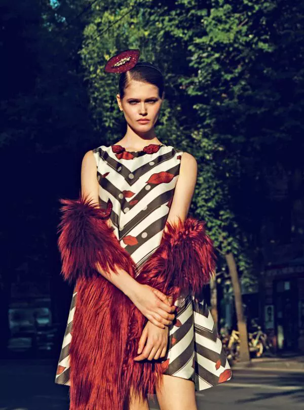 Rochie, 1.700 lei; șal din blană ecologică, preț la cerere; ambele Maria Lucia Hohan; accesoriu păr Gabriela Dumitran Millinery, preț la cerere.