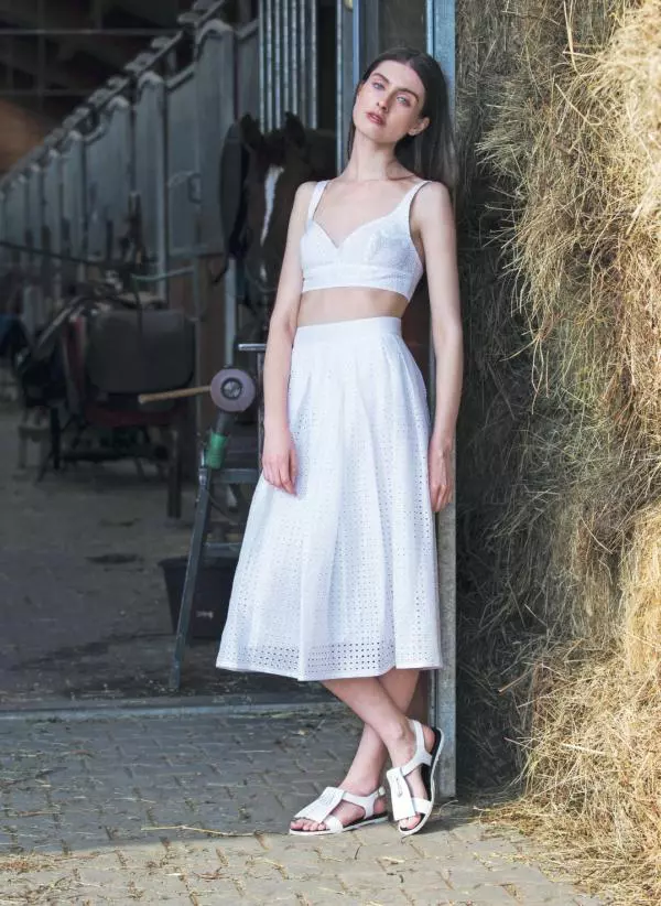 Top și fustă, ambele Madame Aime, disponibile în magazinul Pure Lingerie, preț la cerere; sandale Stefanel, 600 lei;