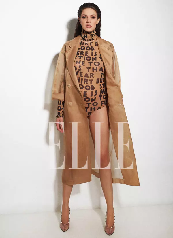 Trenci din organza, Max Mara, 5.670 lei; Body, MM6 Maison Margiela, 965 lei, magazinul Entrance, Pantofi Sergio Rossi, din garderoba personală.