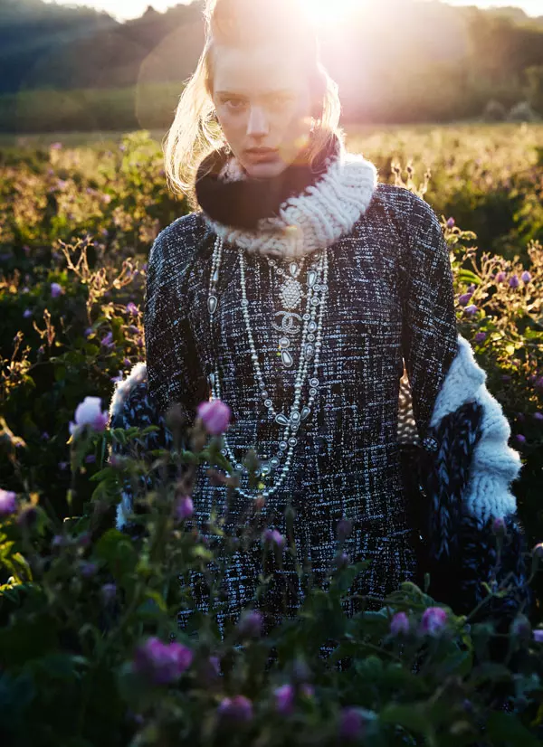 Rochie din tweed, cardigan și guler, ambele din lână, coliere din cristale și perle, toate Chanel.