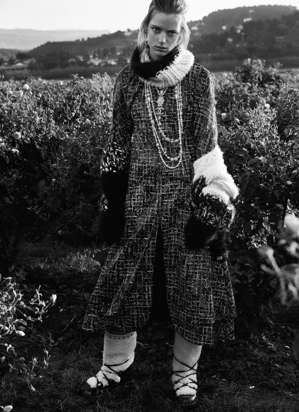 Rochie din tweed, cardigan și guler, ambele din lână, coliere din cristale și perle, toate Chanel.