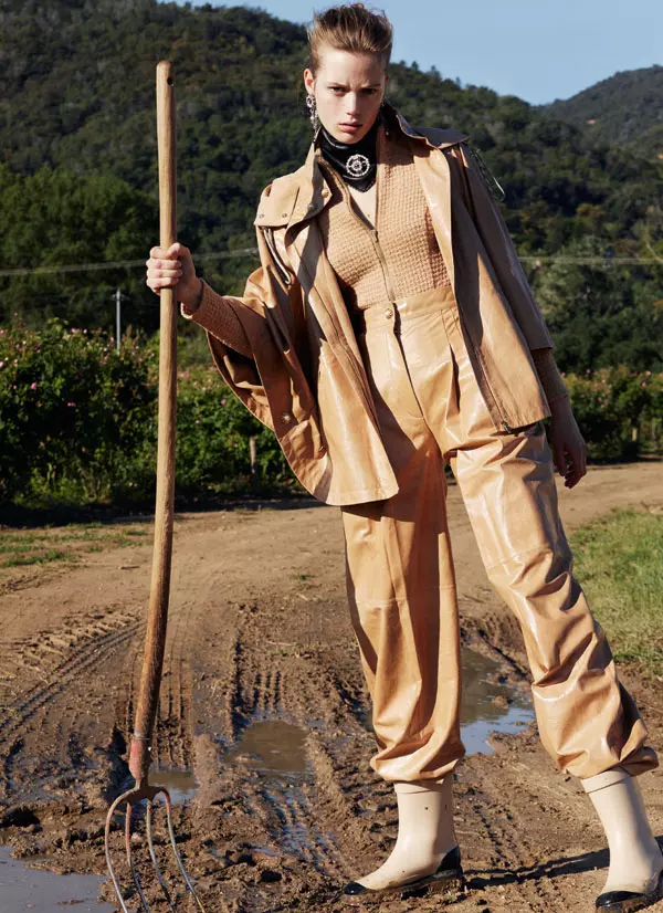 Body din lână, pantaloni și  jachetă, ambele din piele, cizme de cauciuc, eșarfă din piele și cercei cu cristale și perle, toate Chanel.