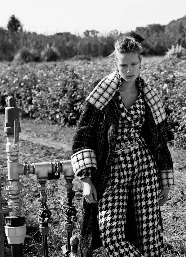 Palton și salopetă, ambele din tweed, curea cu cristale și cercei cu cristale și perle, toate Chanel.