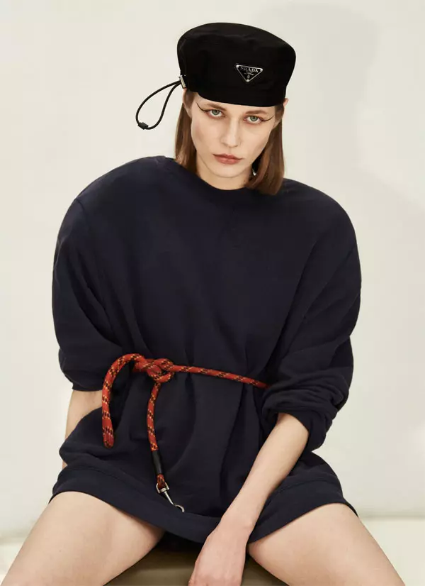 Bluzon din bumbac, Zara, 129,90 lei; pălărie din material textil, Prada, 1.500 lei, magazinul Mengotti.