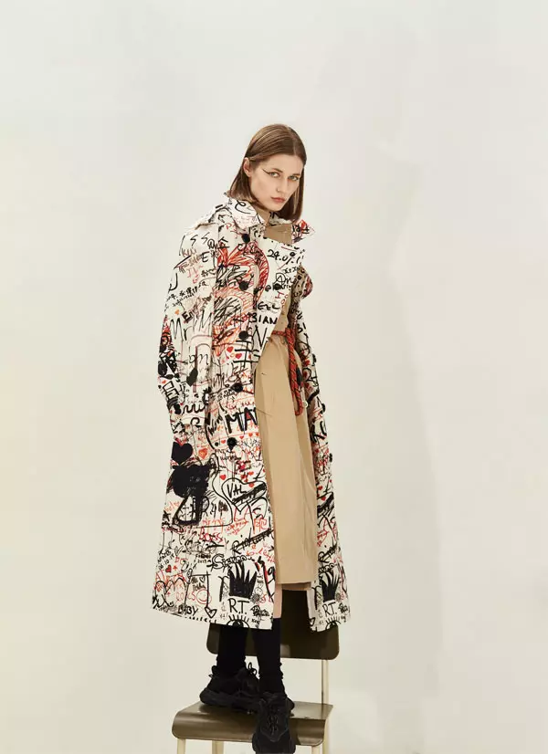 Trenciuri din poplin, Burberry, 8.200 lei și 11.005 lei; pantofi sport, Adidas, 450 lei.