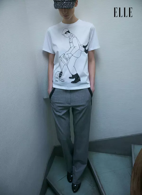 Tricou JEAN PAUL GAULTIER, magazinul APARTERRE; pantaloni COPERNI, magazinul ENTRANCE; șapcă KARL LAGERFELD și pantofi ANNA FIELD, WWW.ZALANDO.RO.