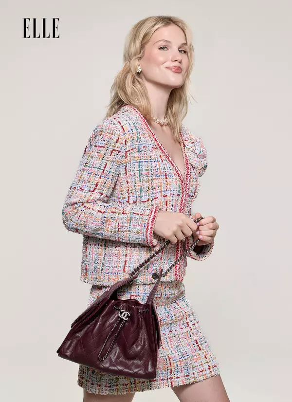 Tori poartă piese vestimentare din pre colecția Chanel pentru primăvară-vară 2026 și colecția Chanel de beauty SUMMER’S CALLING.