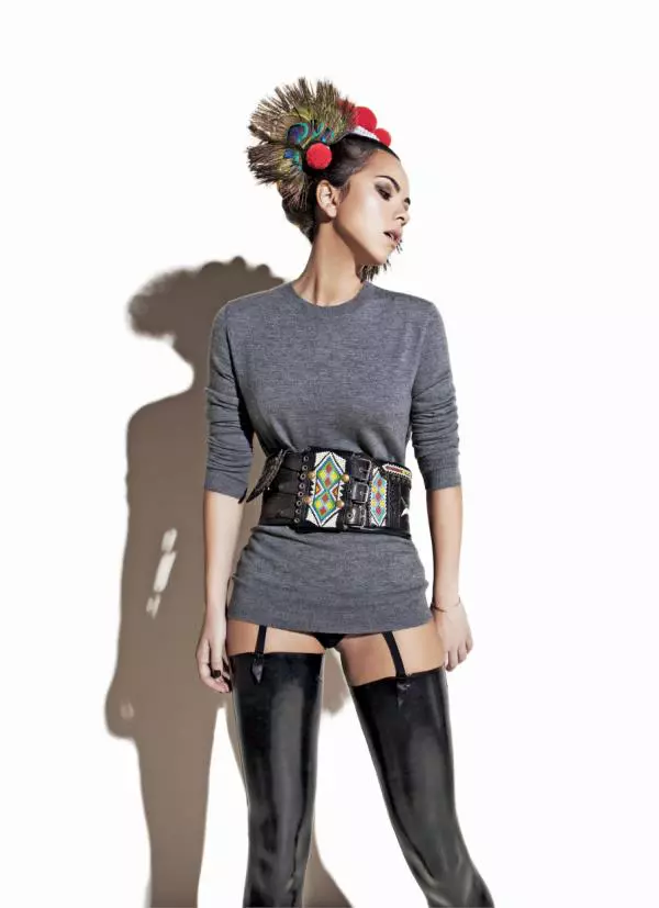 Pulover din cașmir Helmut Lang, magazinul Address, centură din piele și accesoriu tradițional românesc, ambele, Muzeul Țăranului Român.