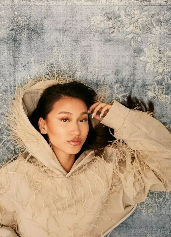 Nadd poartă hanorac Vladimir Sîrbu.