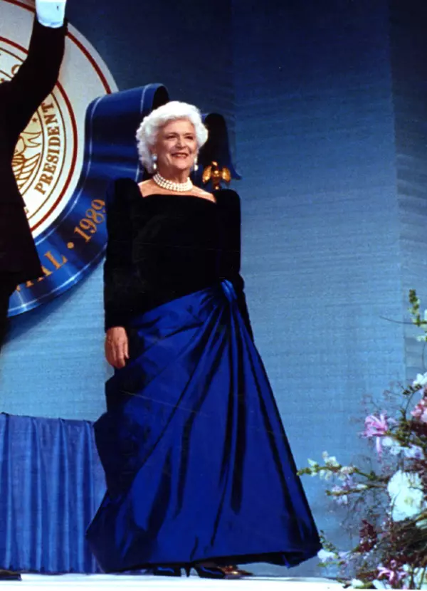 19. Barbara Bush în 1989, la balul inaugural, într-o rochie Arnold Scaasi