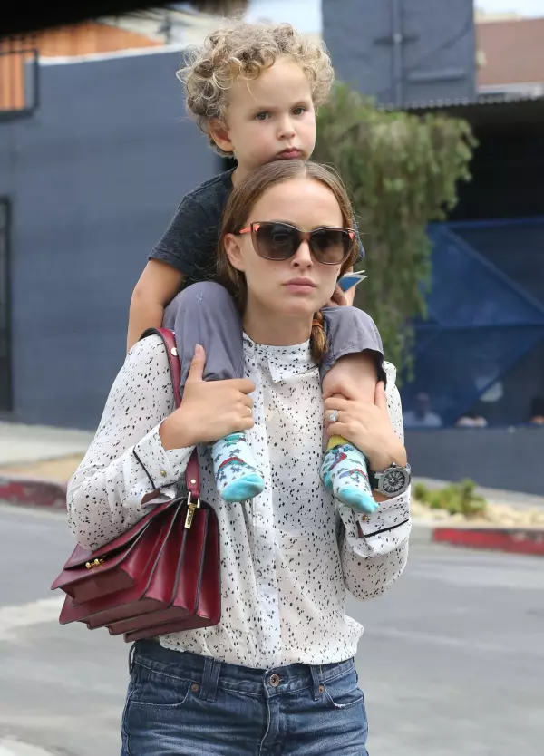 Natalie Portman si fiul sau Aleph, in Los Feliz, California 