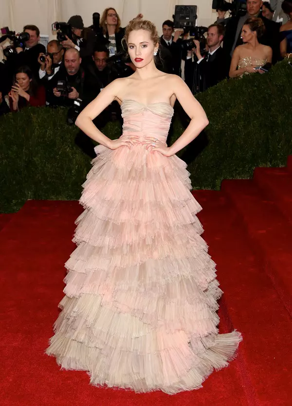 Suki Waterhouse - Rochie Burberry, la Gala MET