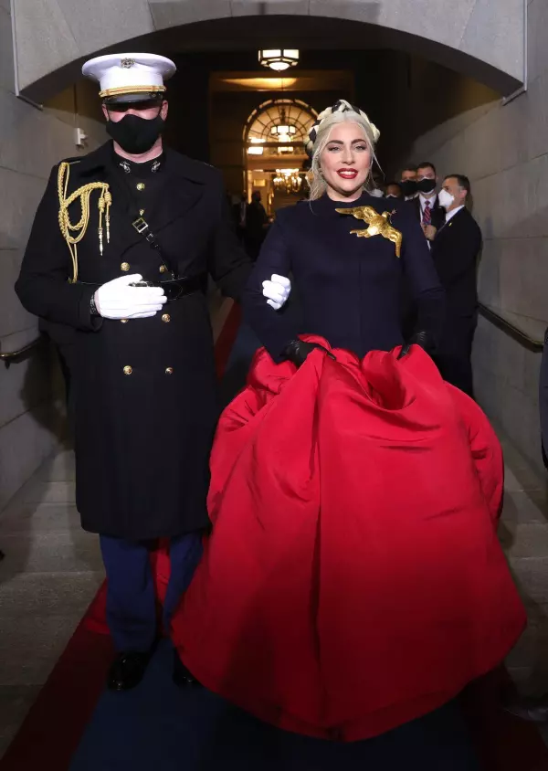 Lady Gaga în Schiaparelli, înainte de a cânta imnul național