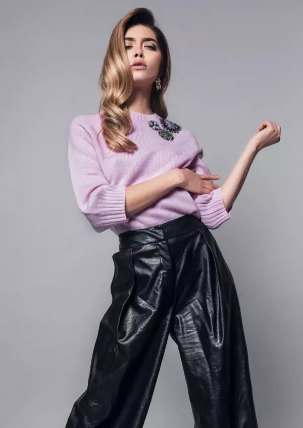 Pulover Pinko, magazinul Icon, 990 lei; pantaloni Maria Lucia Hohan, preț la cerere.