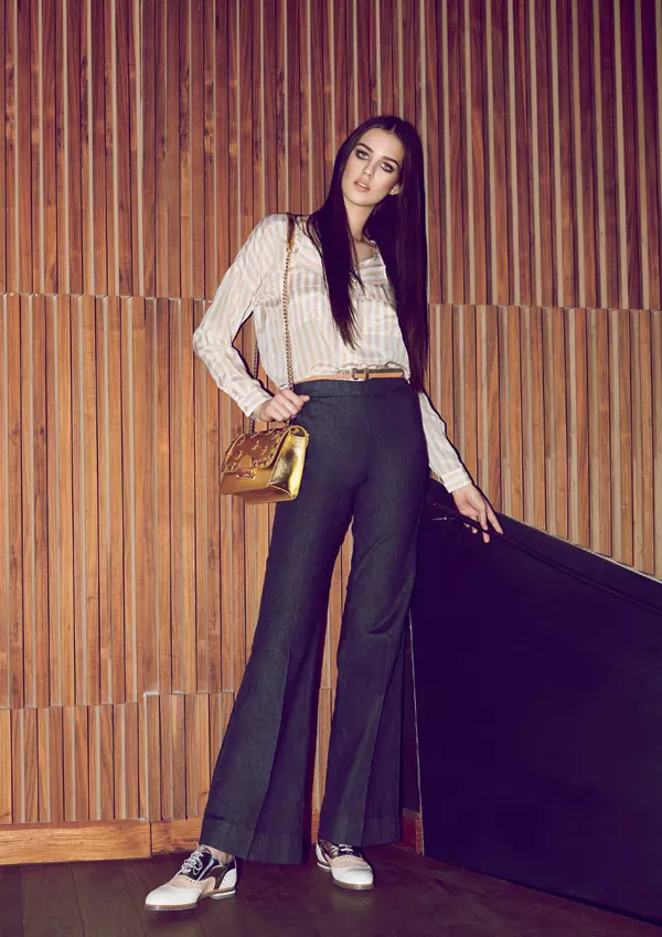 Camasa Stefanel, 570 lei; pantalon din denim Stefanel, 480 lei; curea Gerard Darel, 189 lei; geanta Moschino Cheap&Chic, pret la cerere; pantofi Musette, 449 lei.