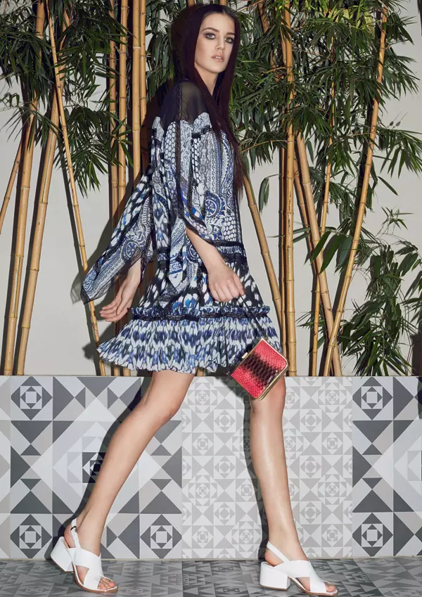 Rochie Roberto Cavalli, pret la cerere; sandale, pret la cerere; geanta, 547 lei, ambele Musette.