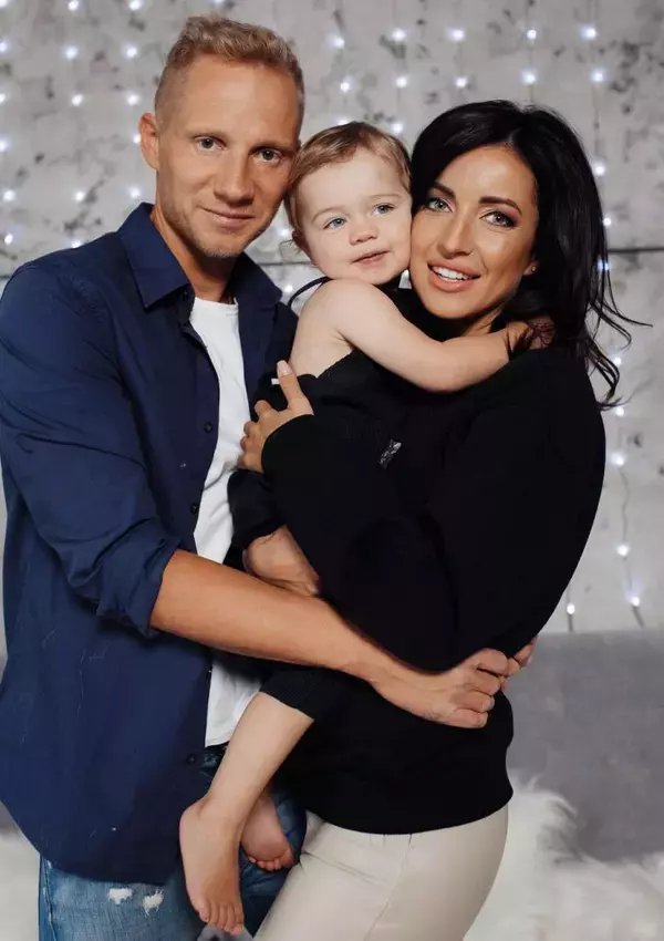 Elena-Voscoboinic-so_ul-ei-Sasha-_i-fiica-lor-Erika-1-819x1024-1