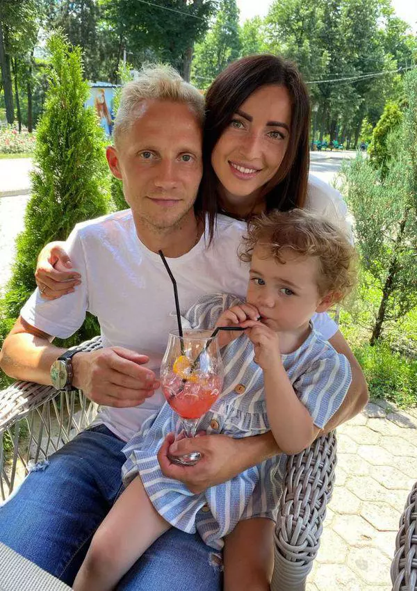 Elena-Voscoboinic-soțul-ei-Sasha-și-fiica-lor-Erika-2-819x1024