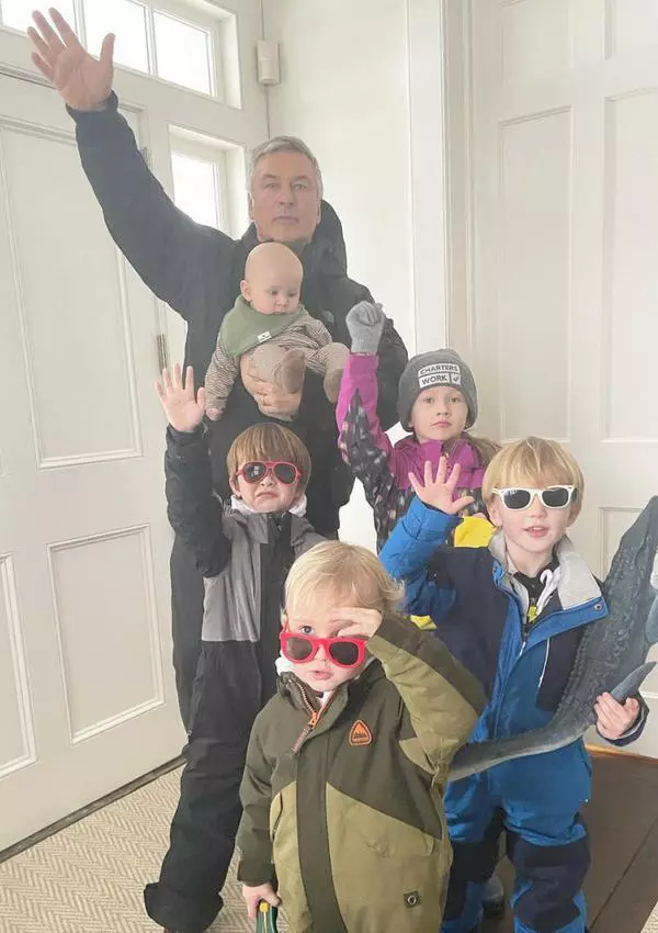 Alec-Baldwin-și-copiii-lui-cu-Hilaria-892x1024