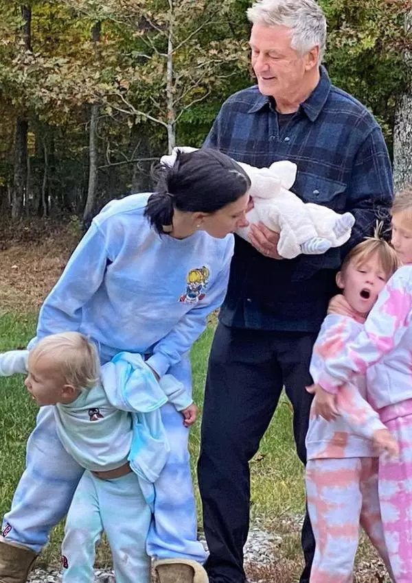 Hilaria-și-Alec-Baldwin-și-copiii-lor-1-1024x1024