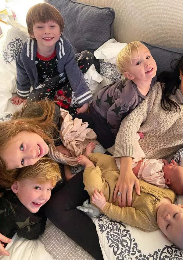 Hilaria-și-cei-6-copii-ai-ei-904x1024