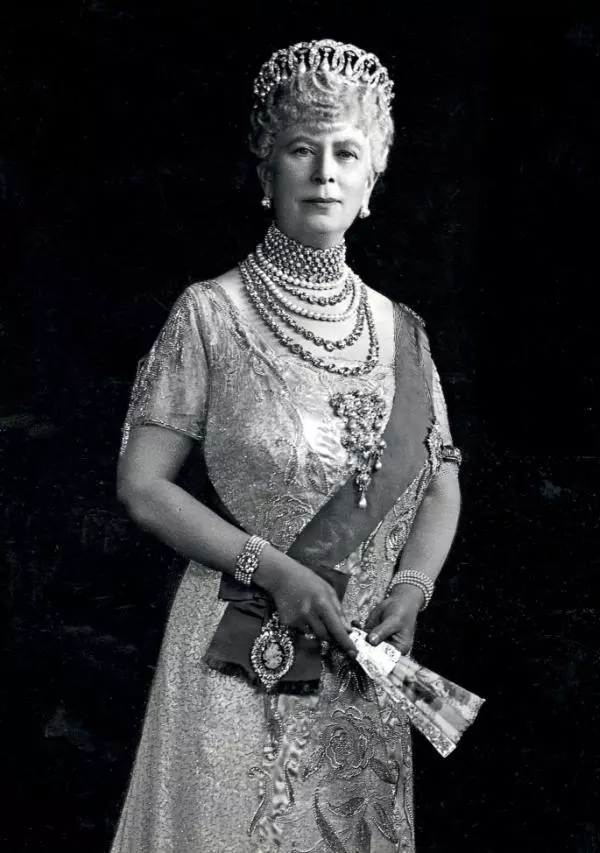 „The Grand Duchess Vladimir Tiara“ –  varianta cu perle, purtată de Regina Mary, soția Regelui George al V-lea;