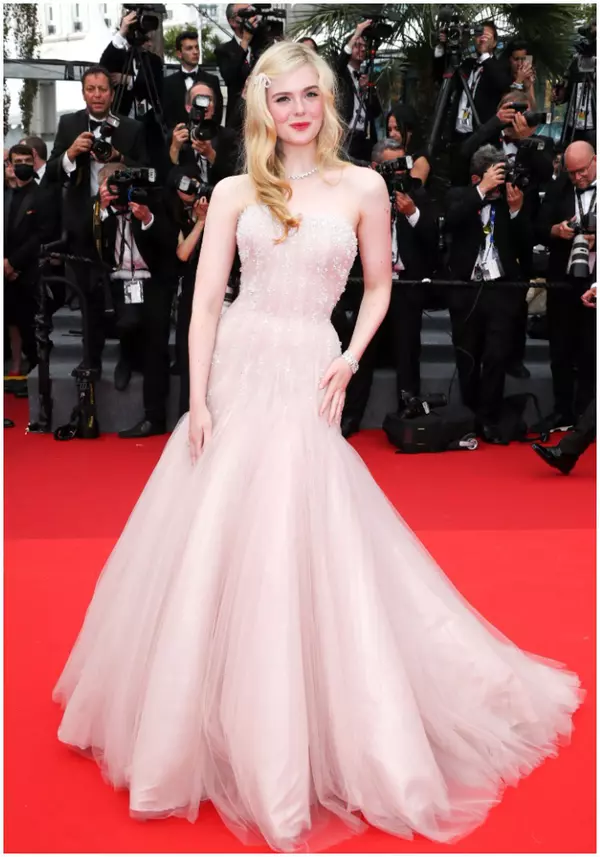 1. Elle Fanning în Armani Prive