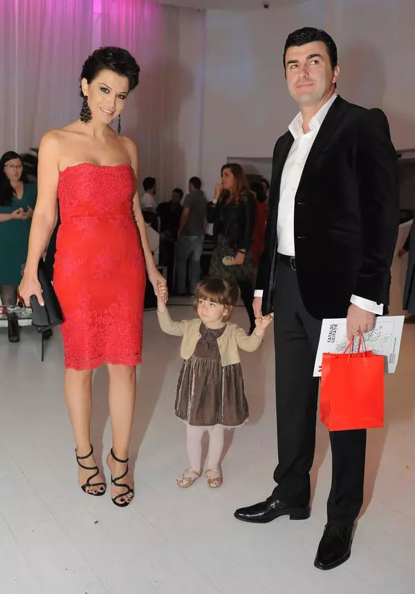 Simona Patruleasa alaturi de fiica sa, Ingrid, si sotul sau, Sabin Ivanof