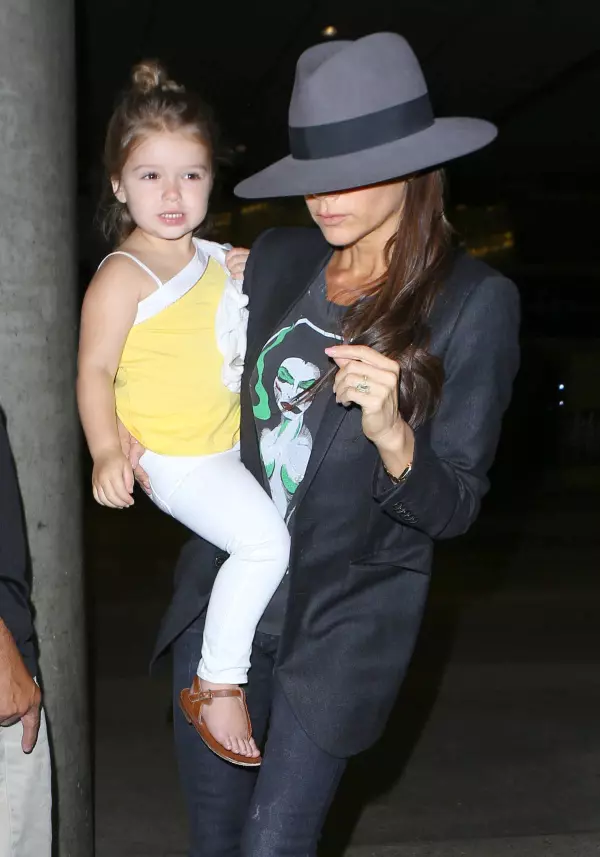 Victoria Beckham si Harper pe aeroportul din Los Angeles 