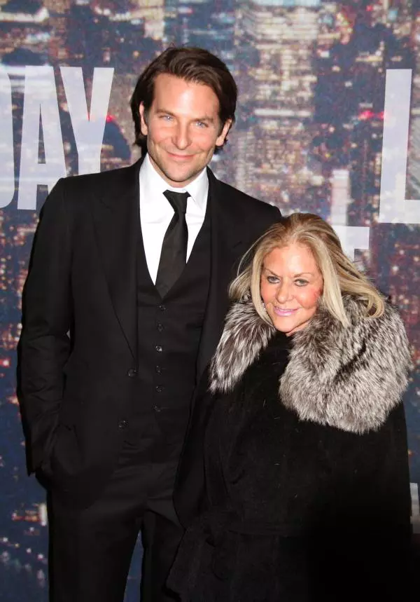 Bradley Cooper si mama lui