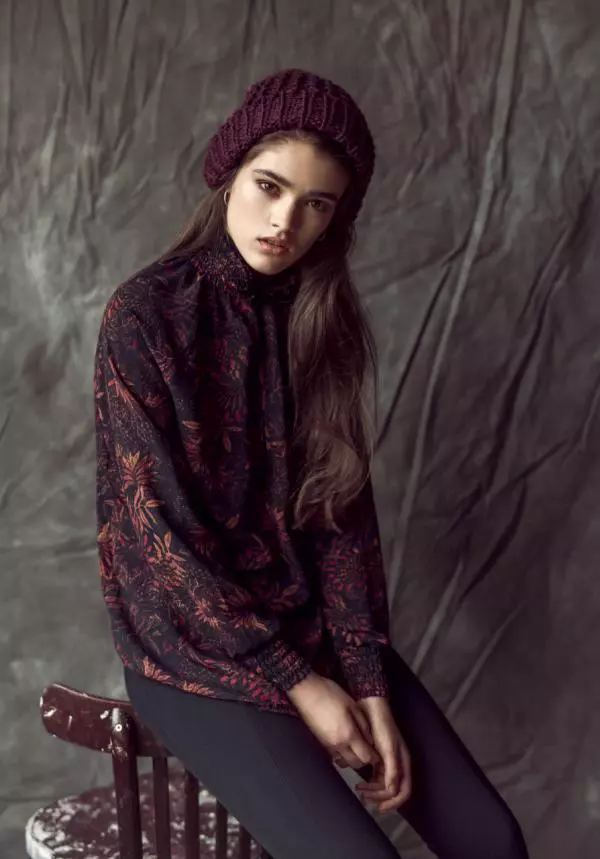 Bluză H&M, 129 lei; pantaloni Stefanel, 550 lei; fes Accessorize, 105 lei.