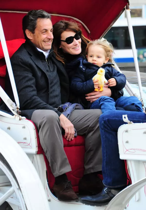 Nicolas, Carla si Giulia Sarkozy