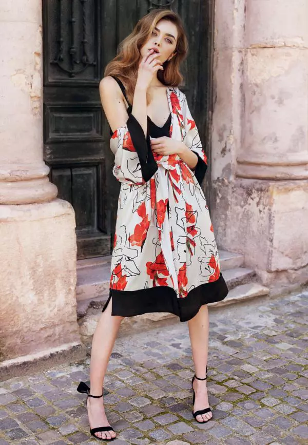 Rochie Murmur, 1.520 lei; kimono Venera Arapu, 1.231 lei; sandale Mihaela Glăvan, 680 lei.